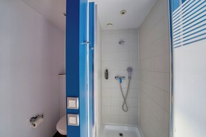 Shower, perlengkapan kamar mandi ramah lingkungan,  dan handuk