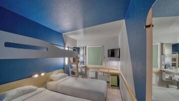 Quarto standard, várias camas | Escrivaninha, Wi-Fi de cortesia, roupa de cama