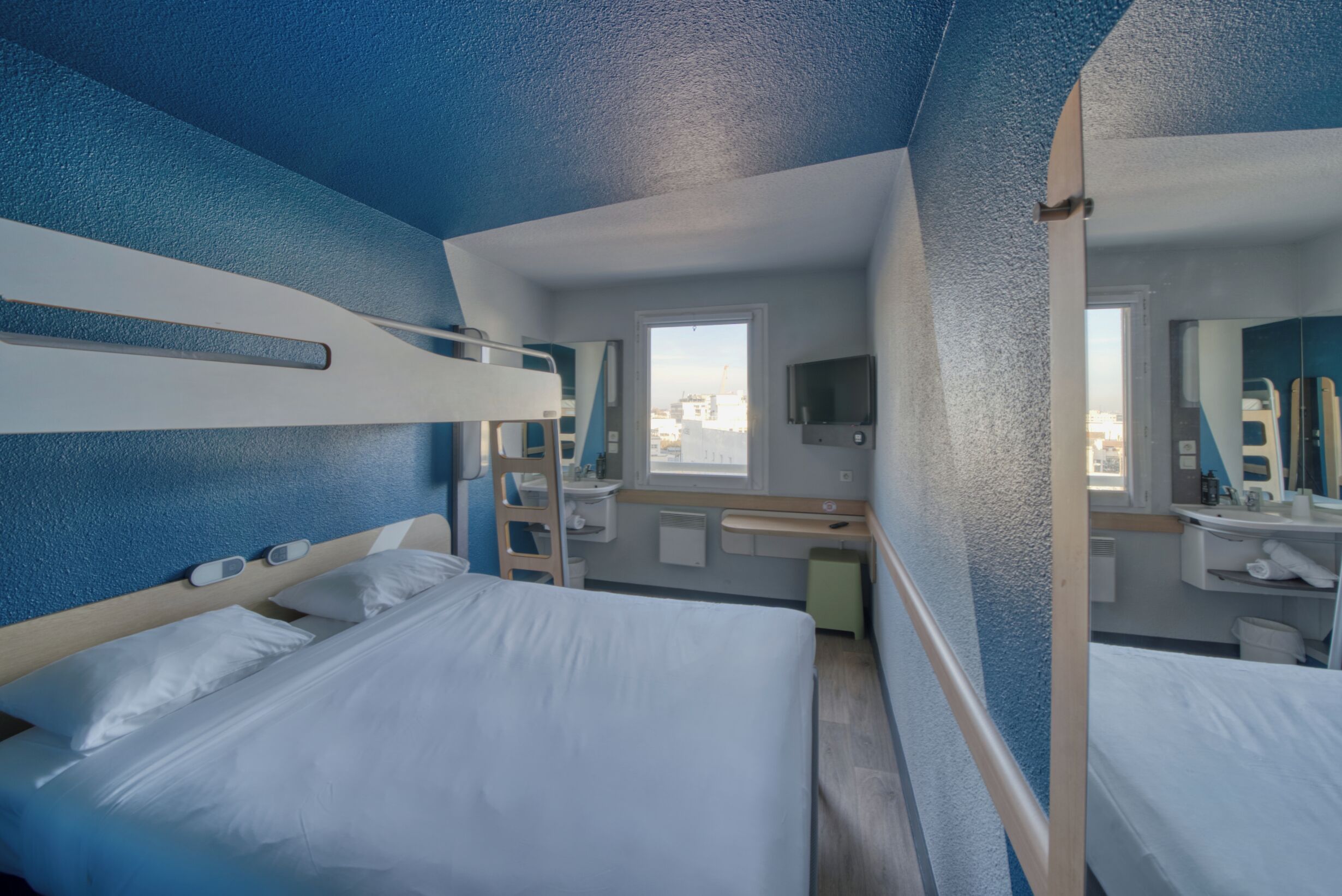 مكتب وواي فاي مجانًا وملاءات أسرّة