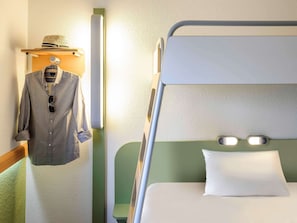 Chambre Triple, 1 lit double | Bureau, Wi-Fi gratuit, draps fournis