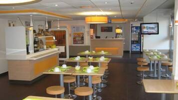 To-go breakfast on weekends (EUR 7.50 per person)