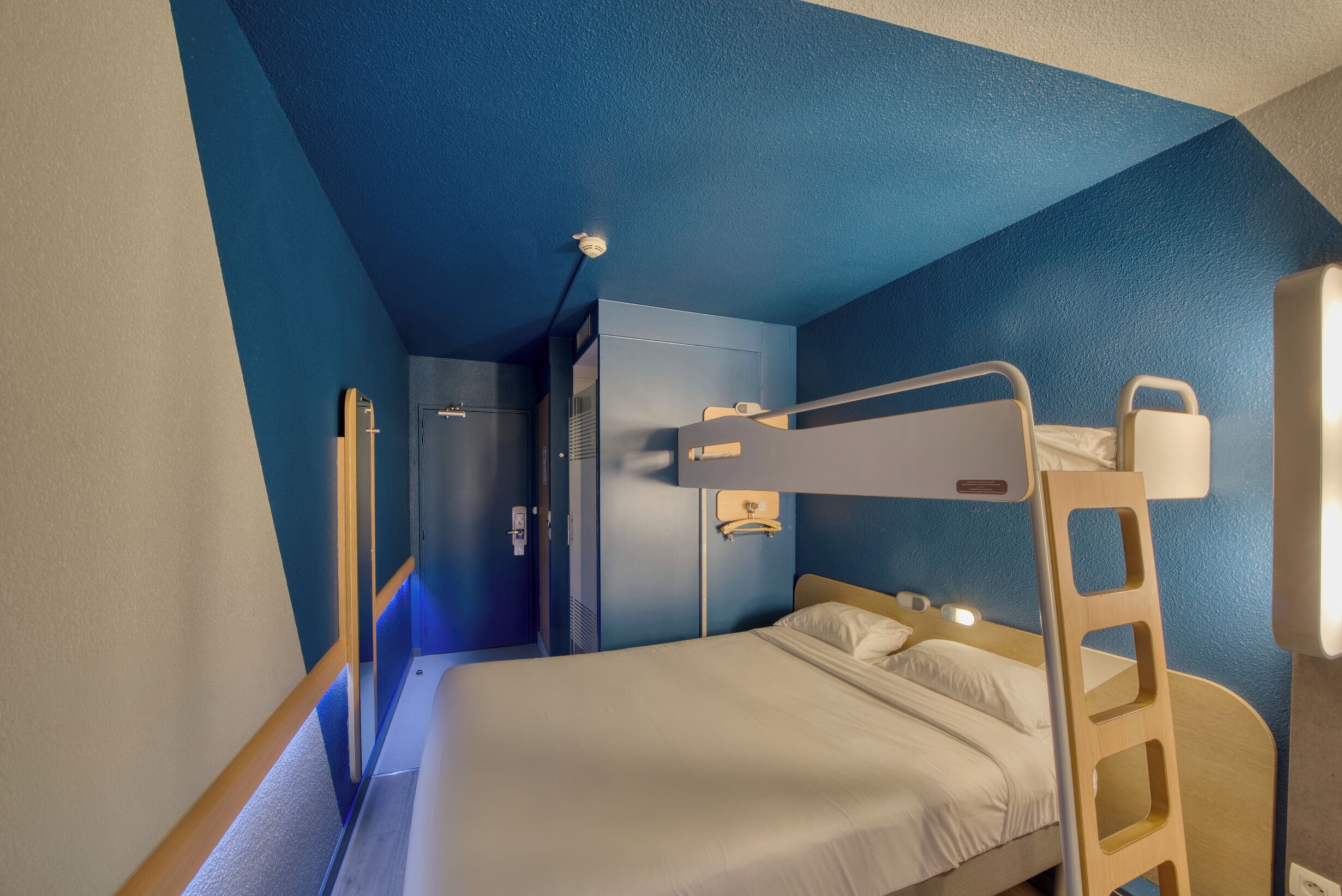 Meja kerja, Wi-Fi gratis, dan seprai linen