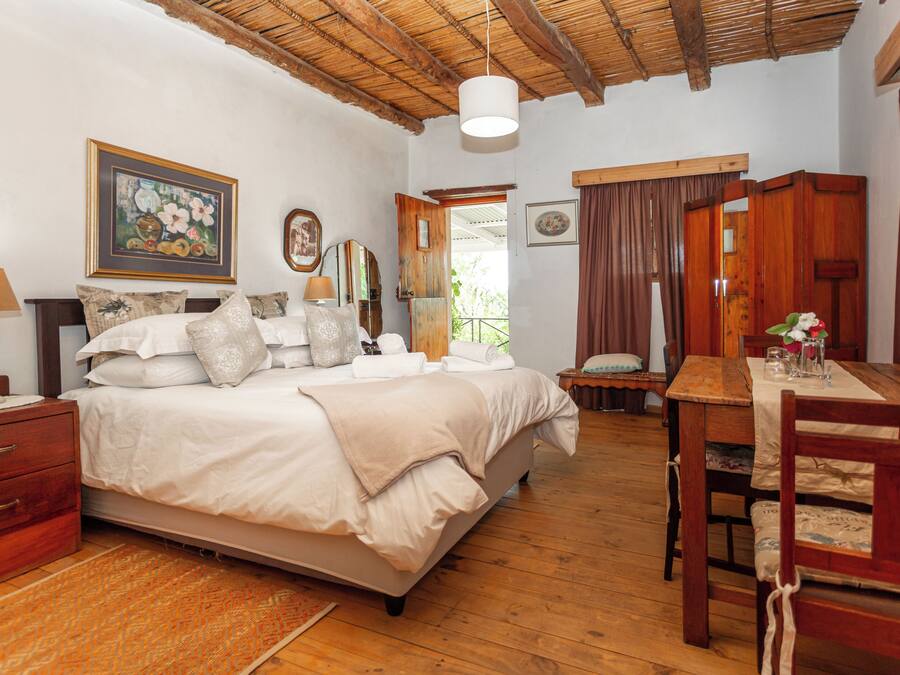 Quarto casal standard | Roupas de cama premium, espaço de trabalho para notebook