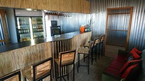 Bar (trong khuôn viên)