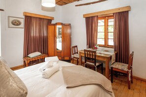 Standard Double Room | In-room dining - Bella de Karoo (Oudtshoorn)