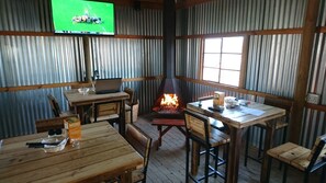 Desayuno completo diario (ZAR 100 por persona)