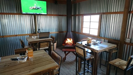 Daily full breakfast (ZAR 100 per person)