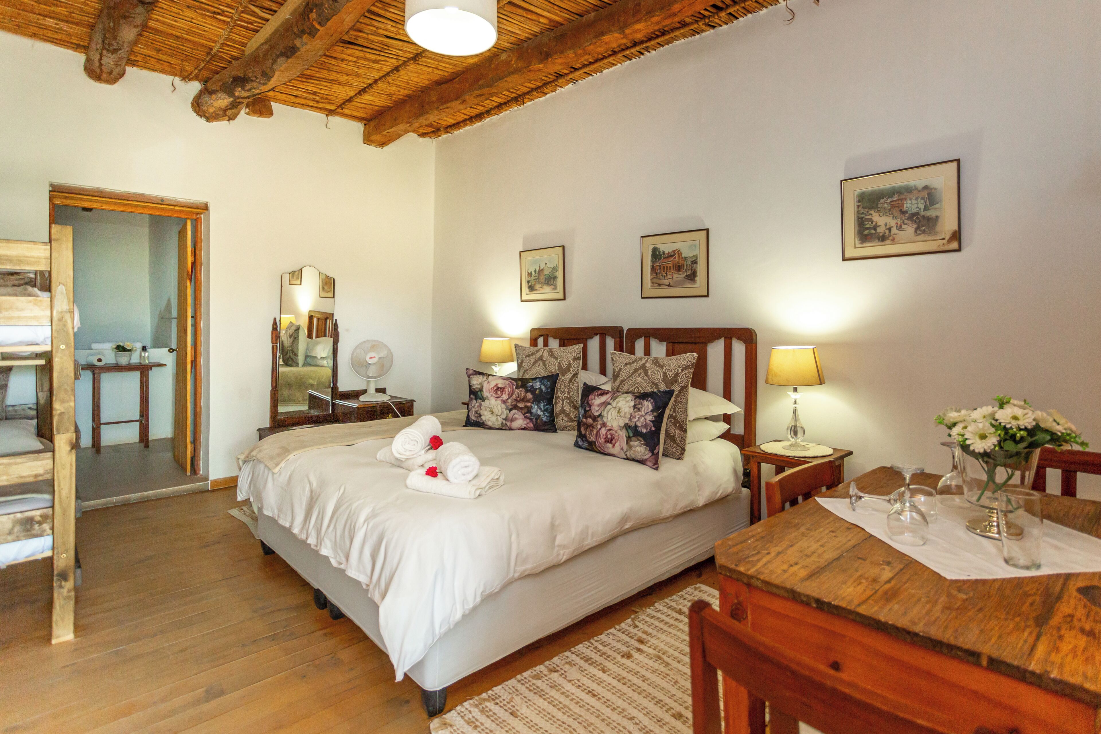 Ropa de cama de alta calidad y espacio para trabajar con laptop 