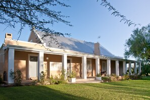 Bộ đồ giường cao cấp, khu vực làm việc phù hợp cho laptop 