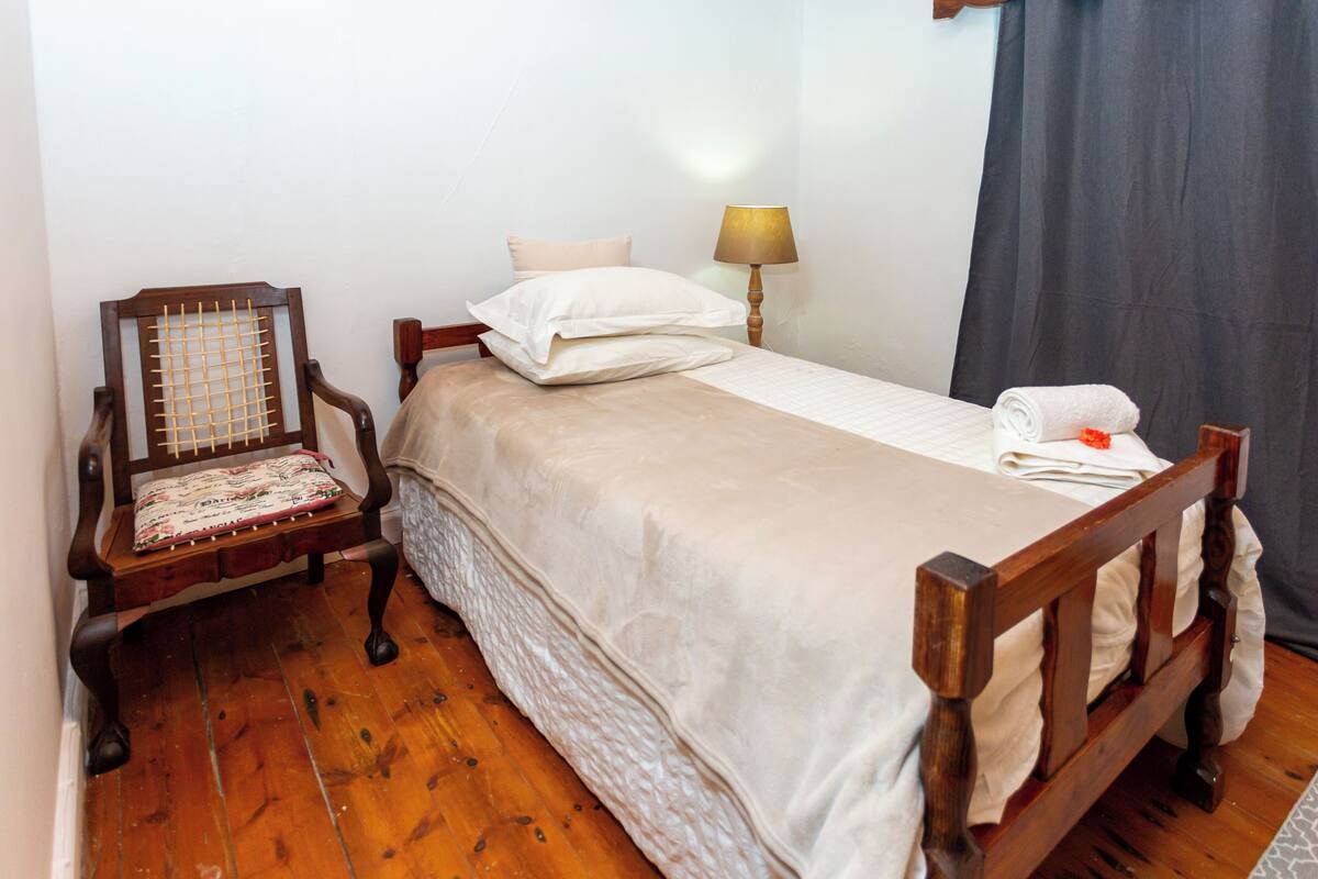 Ropa de cama de alta calidad y espacio para trabajar con laptop