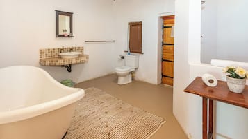 Standard Triple Room | Bathroom | Towels