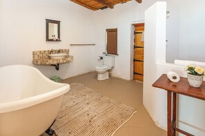 Standard Triple Room | Bathroom | Towels - Bella de Karoo (Oudtshoorn)