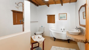 A bathroom with a bathtub, sink, toilet, and shower. - Bella de Karoo (Oudtshoorn)
