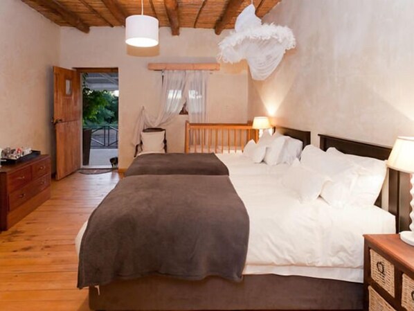 Ropa de cama de alta calidad y espacio para trabajar con laptop 