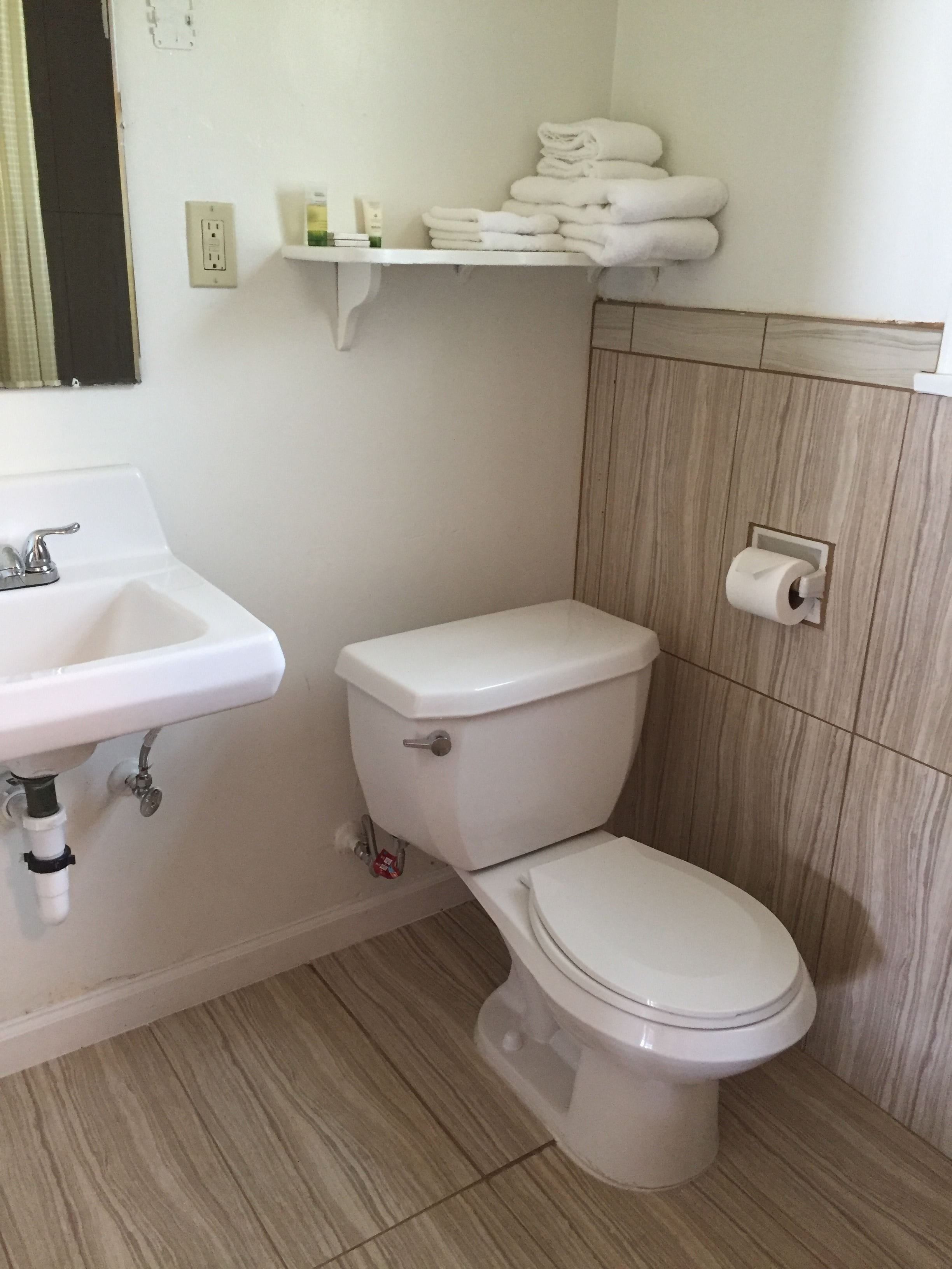Standard Room, 1 King Bed | Bathroom | Shower, free toiletries, towels