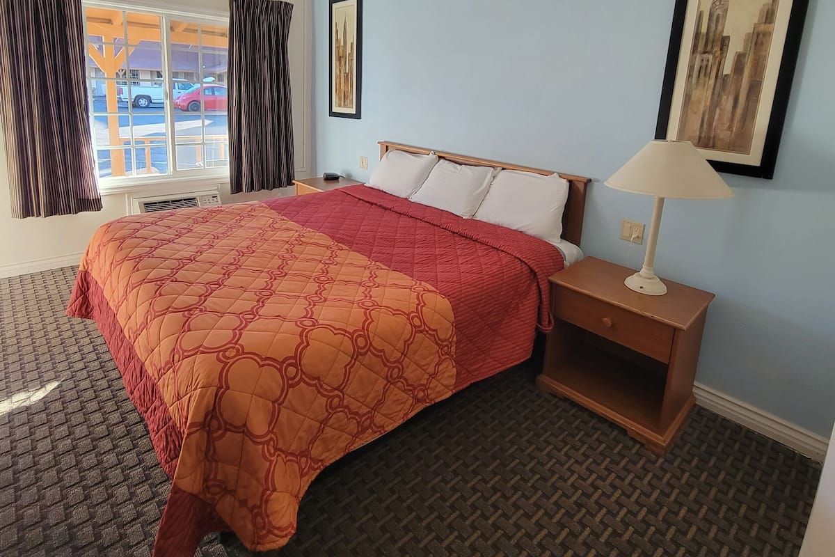 Standard Room, 1 King Bed | Free WiFi, bed sheets