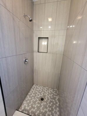 Standard Room, 1 King Bed | Free WiFi, bed sheets - Townhouse Motel (Bishop)