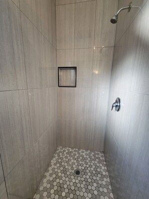 Standard-huone, 2 keskisuurta parisänkyä | Ilmainen Wi-Fi, vuodevaatteet