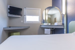 Double Room | Premium bedding, desk, soundproofing, iron/ironing board (on request)