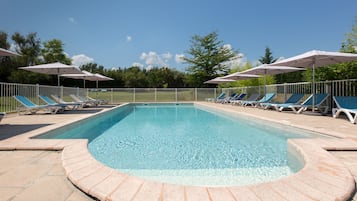 Piscina stagionale all'aperto, ombrelloni da piscina, lettini