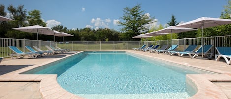 Piscine extérieure en saison, accÚs possible de 7 h à 22 h, parasols