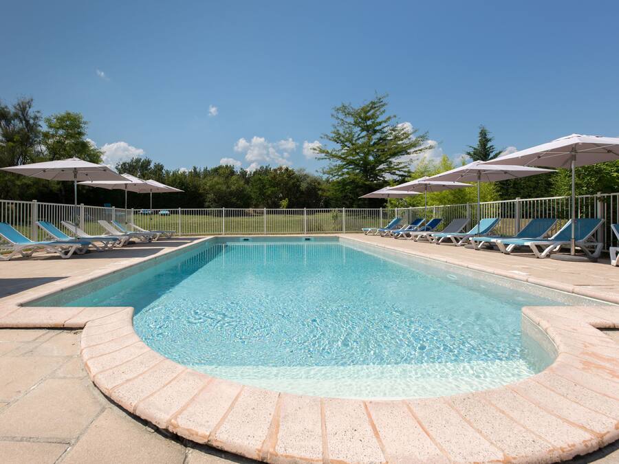 Piscina externa sazonal, funciona das 7h às 22h, guarda-sóis