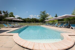 Piscina externa sazonal, funciona das 7h às 22h, guarda-sóis