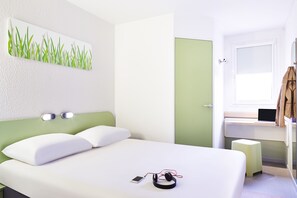 Kamar Double | Kamar mandi | Shower, perlengkapan kamar mandi ramah lingkungan,  dan pengering rambut