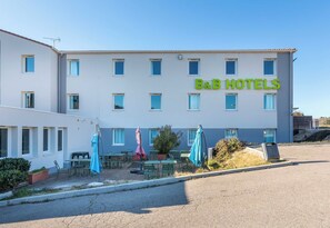 Kahden hengen classic-huone, 1 parisänky, esteetön liikuntarajoitteisille, tupakointi kielletty | Terassi/patio