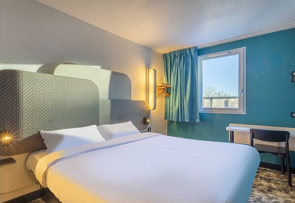 Työpöytä, kannettavalle tietokoneelle sopiva työtila, pimennysverhot