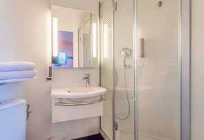 Shower, rainfall showerhead, free toiletries, hair dryer - B&B HOTEL Aix-en-Provence Meyreuil Sainte-Victoire (Meyreuil)