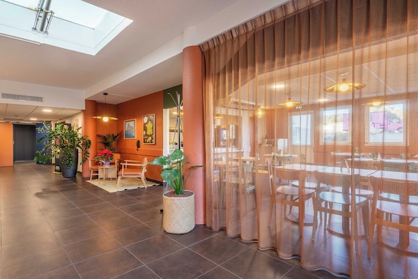 Télévision à écran plat de 71 cm avec chaînes par satellite, télévision