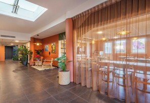 위성 채널 시청이 가능한 71cm 평면 TV, TV