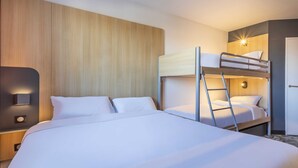 A hotel room with a bunk bed, a desk with a lamp, and a wooden panel wall. - B&B HOTEL Aix-en-Provence Meyreuil Sainte-Victoire (Meyreuil)