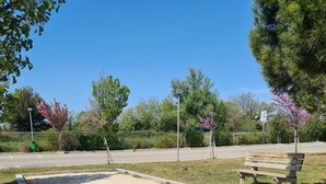 A park with a sandbox, benches, and trees. - ibis budget Istres Trigance (Istres)