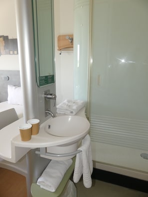 Dusche, umweltfreundliche Kosmetikartikel, Haartrockner, Handtücher