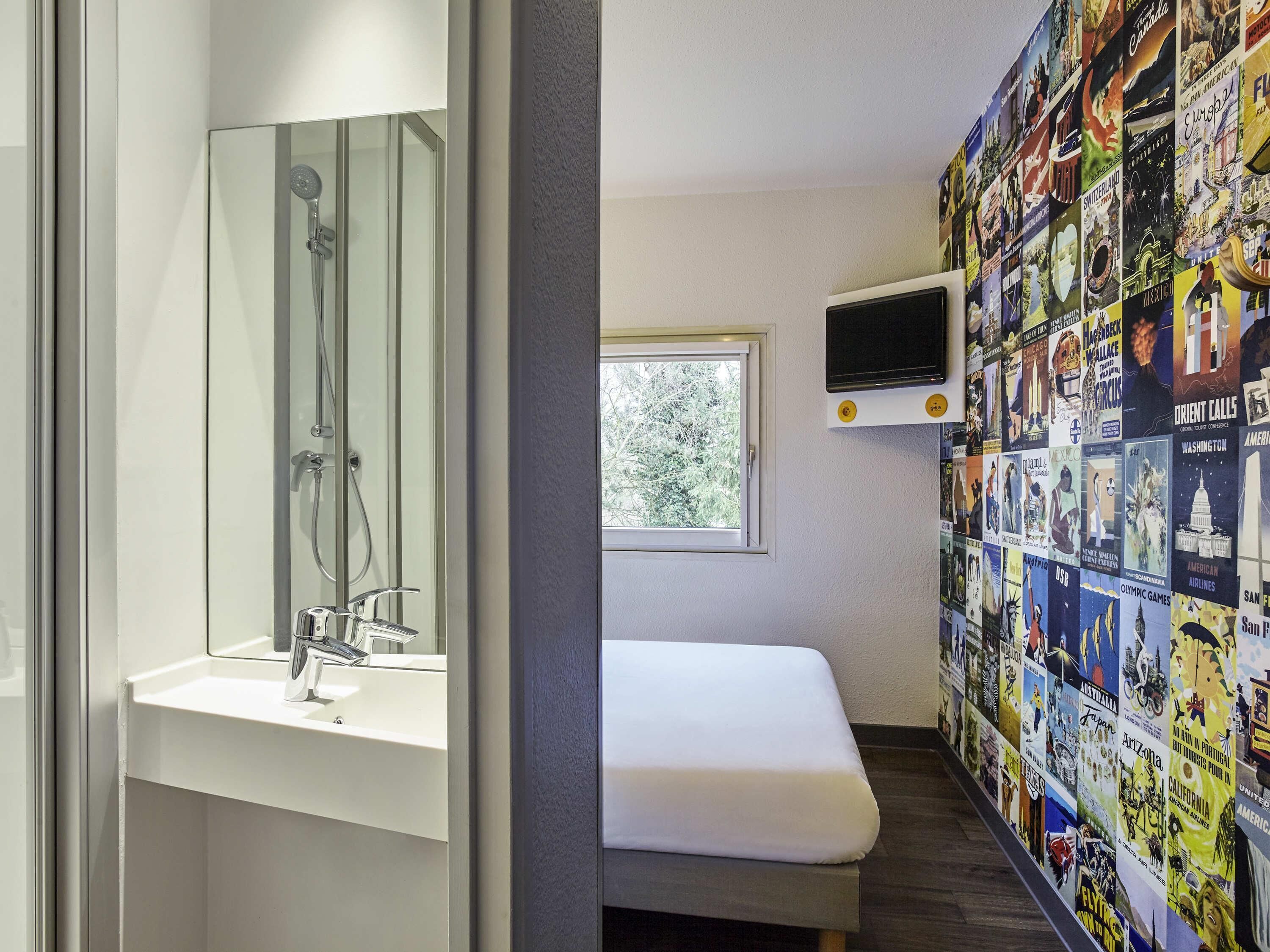 Kamer, 1 tweepersoonsbed, privébadkamer (Cabrio) | Een kluis op de kamer, een bureau, een laptopwerkplek