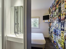Quarto, 1 cama de casal, banheiro privativo (Cabrio) | Cofres nos quartos, escrivaninha, espaço de trabalho para notebook
