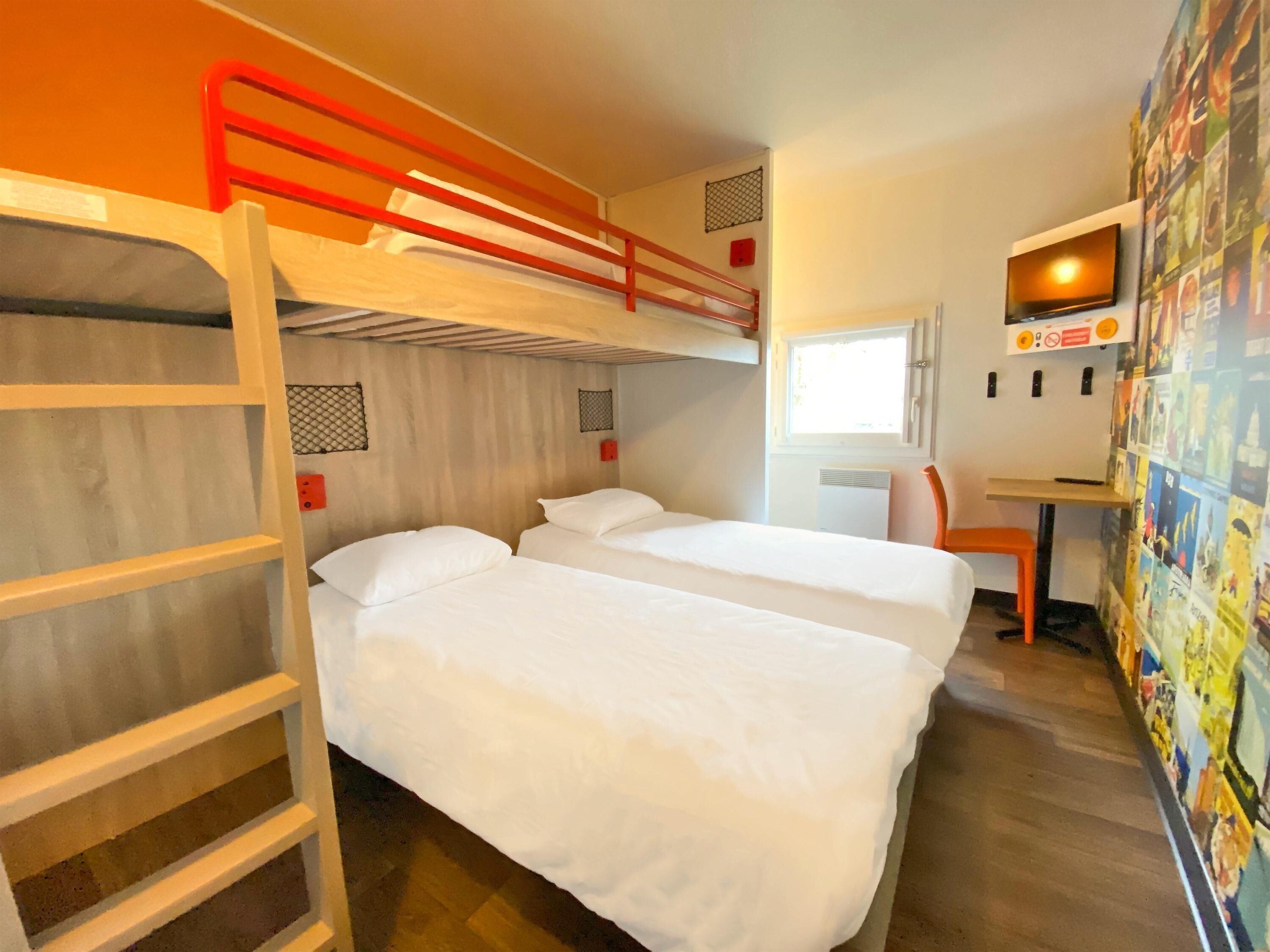 Chambre, 3 lits jumeaux (Break Room) | Coffre-fort, bureau, espace de travail pour ordinateurs portables