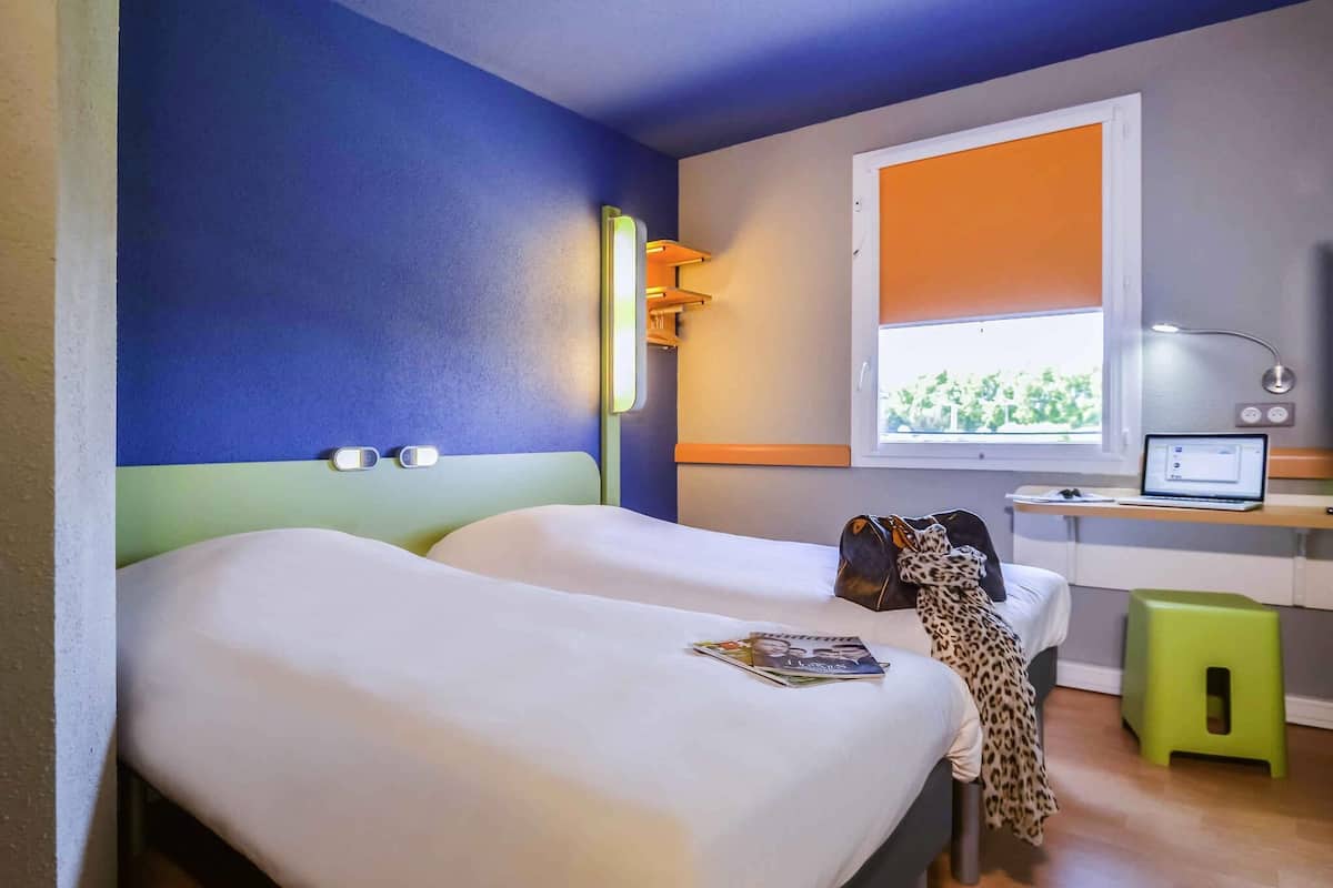 Habitación con 2 camas individuales, 2 camas individuales | Escritorio, insonorización, tabla de planchar con plancha y wifi gratis