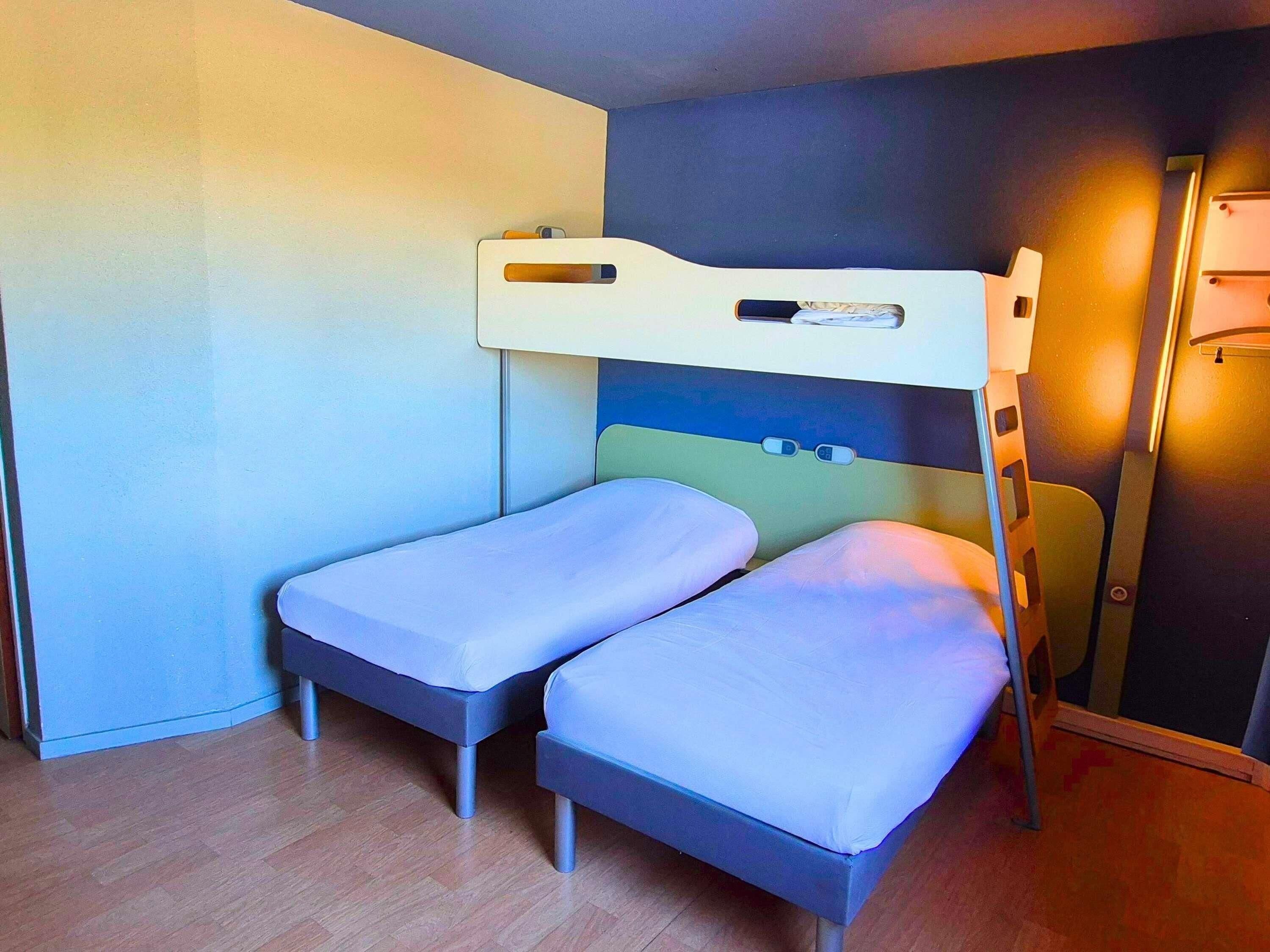 Triple Room, 3 Single Beds | Desk, soundproofing, iron/ironing board (on request), free WiFi