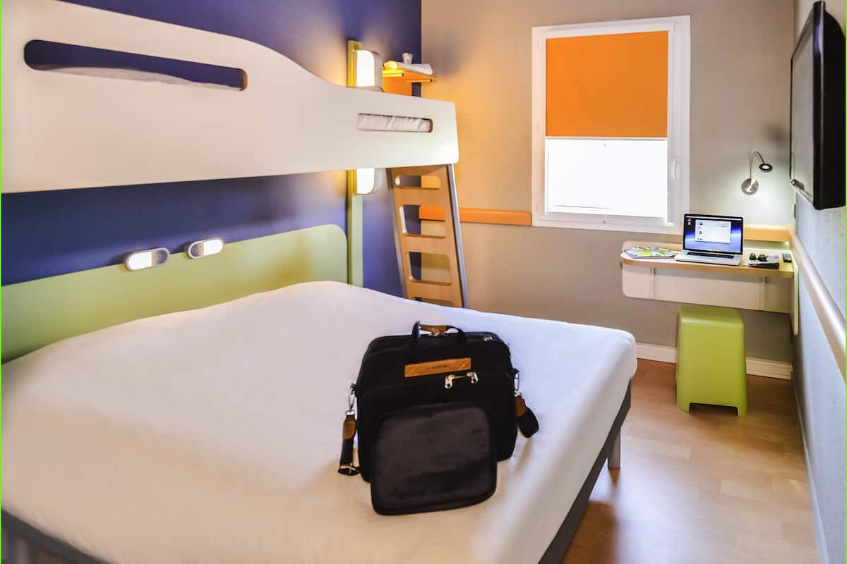 Habitación triple, varias camas | Escritorio, insonorización, tabla de planchar con plancha y wifi gratis