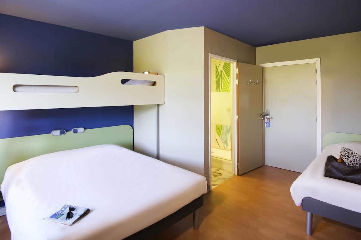 Habitación familiar (4 people) | Escritorio, insonorización, tabla de planchar con plancha y wifi gratis