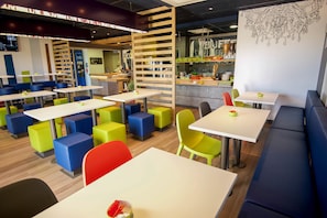 Se ofrece un desayuno bufé (11.50 EUR por persona)