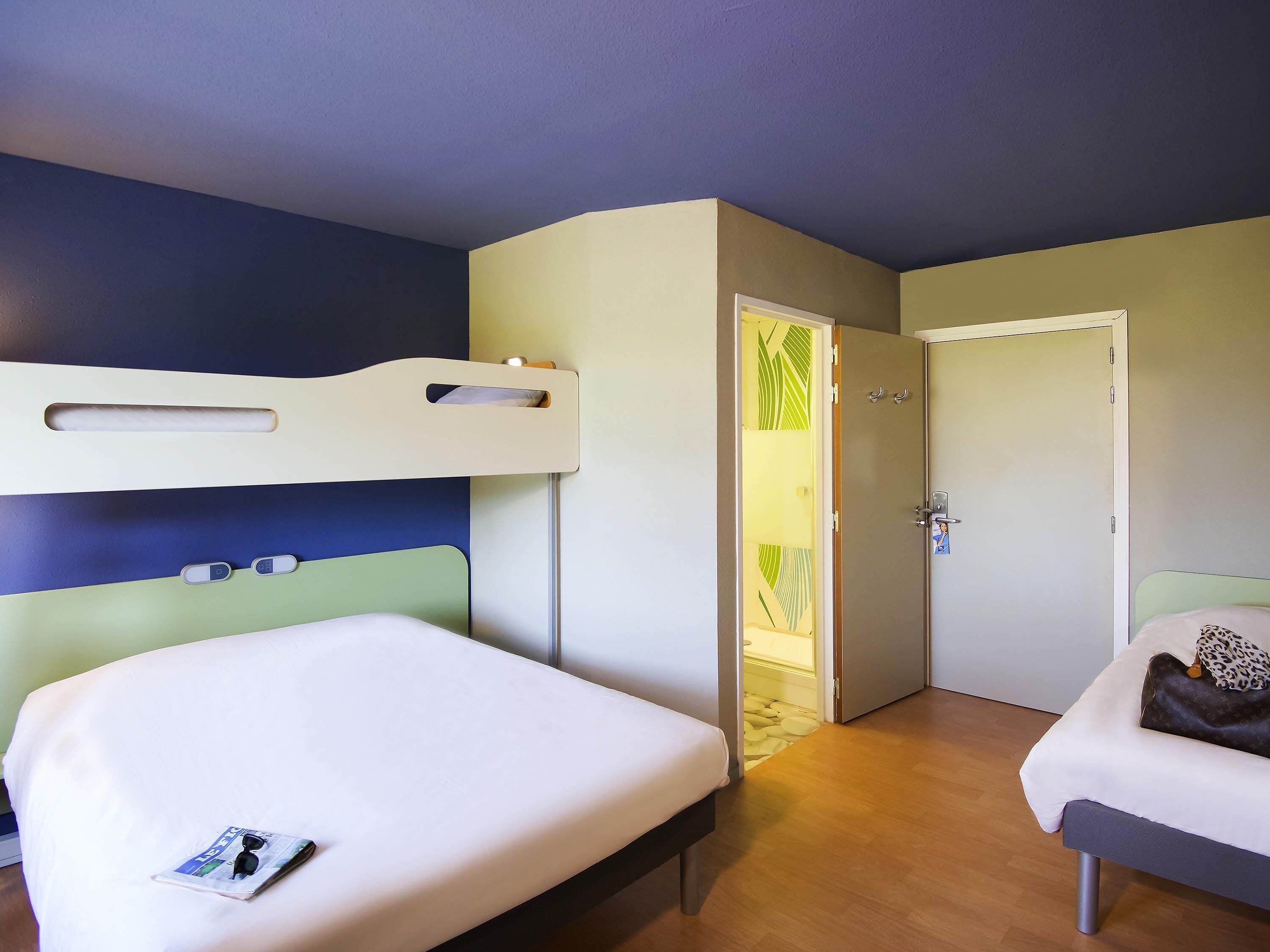 Family Room (4 people) | Desk, soundproofing, iron/ironing board (on request), free WiFi