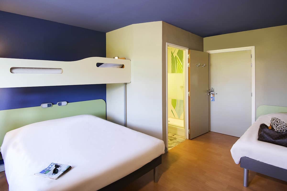 Family Room (4 people) | Desk, soundproofing, iron/ironing board (on request), free WiFi