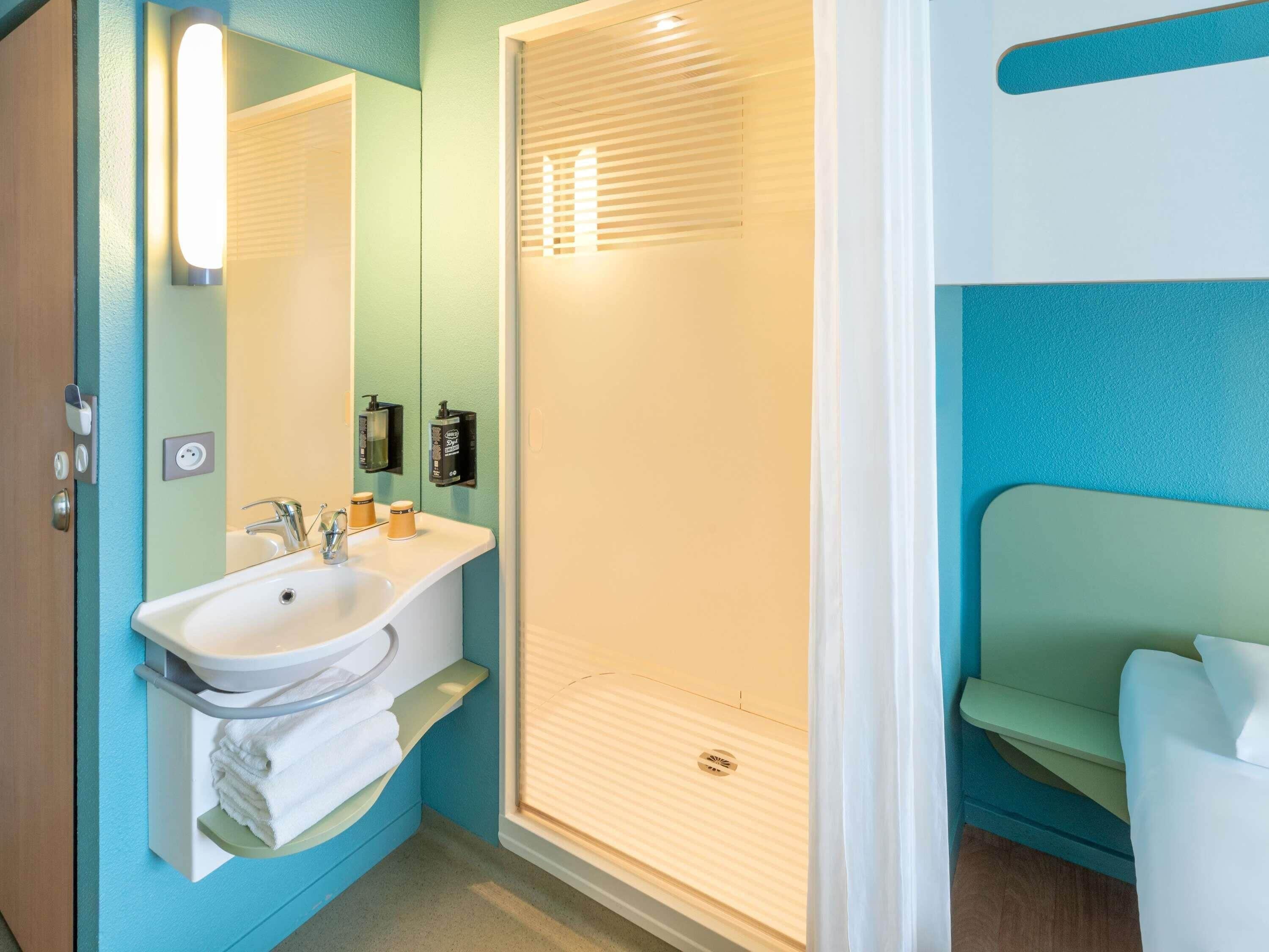 triple room, multiple beds | desk, soundproofing, iron/ironing board, free cots/infant beds