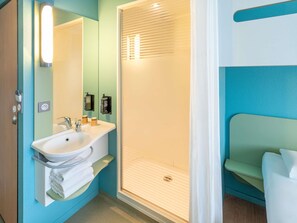Habitación triple, varias camas | Escritorio, sistema de insonorización, tabla de planchar con plancha