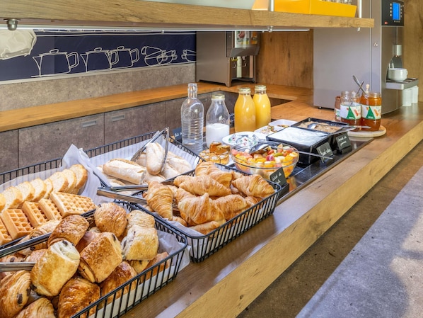 Colazione a buffet, servita tutte le mattine (6.60 EUR a persona) 