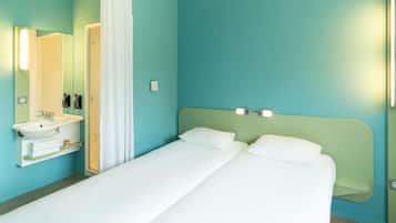 Chambre avec lits jumeaux, 2 lits une place | Bureau, chambres insonorisées, fer et planche à repasser